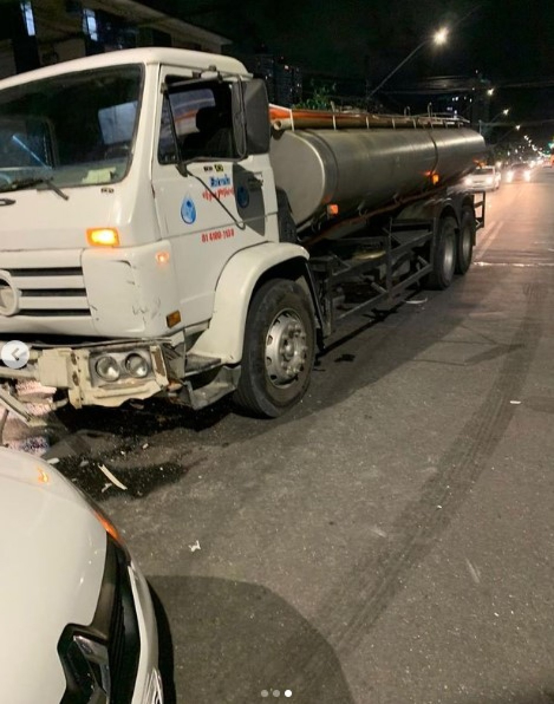 Mãe do ex-bbb mostrou caminhão que atingiu o carro da filha parcialmente destruído - Reprodução/Instagram