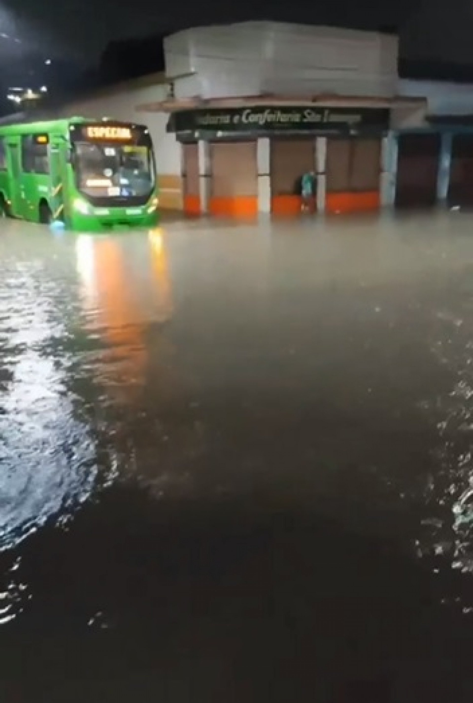 Forte chuva deixou diversos pontos de Duque de Caxias alagados