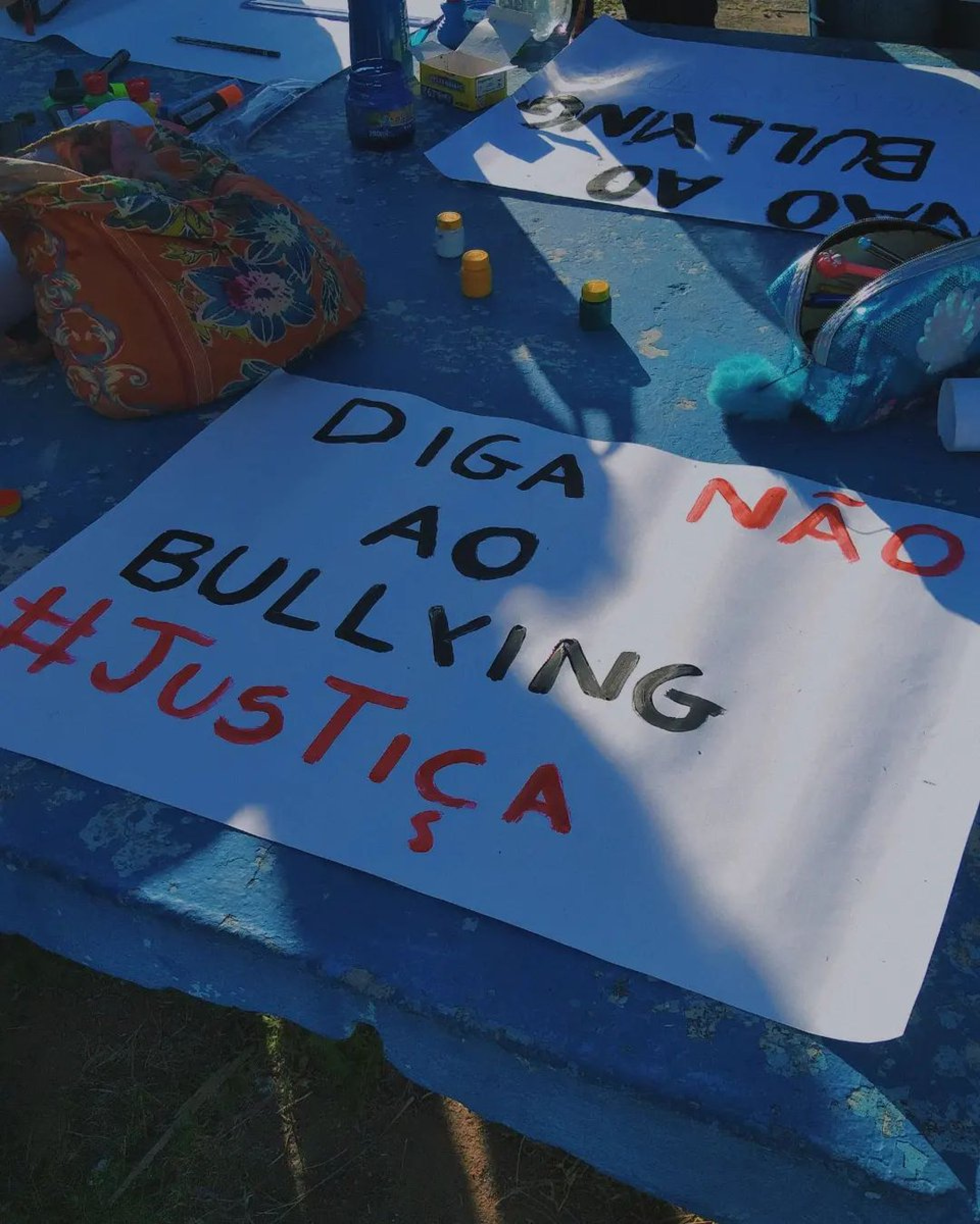 Alunos fizeram um protesto nesta sexta-feira (31) contra o bullying sofrido por uma colega