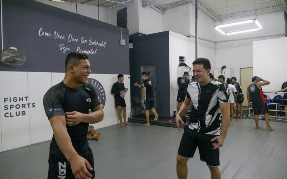 Mica Galvão e Péricles em resenha após treino