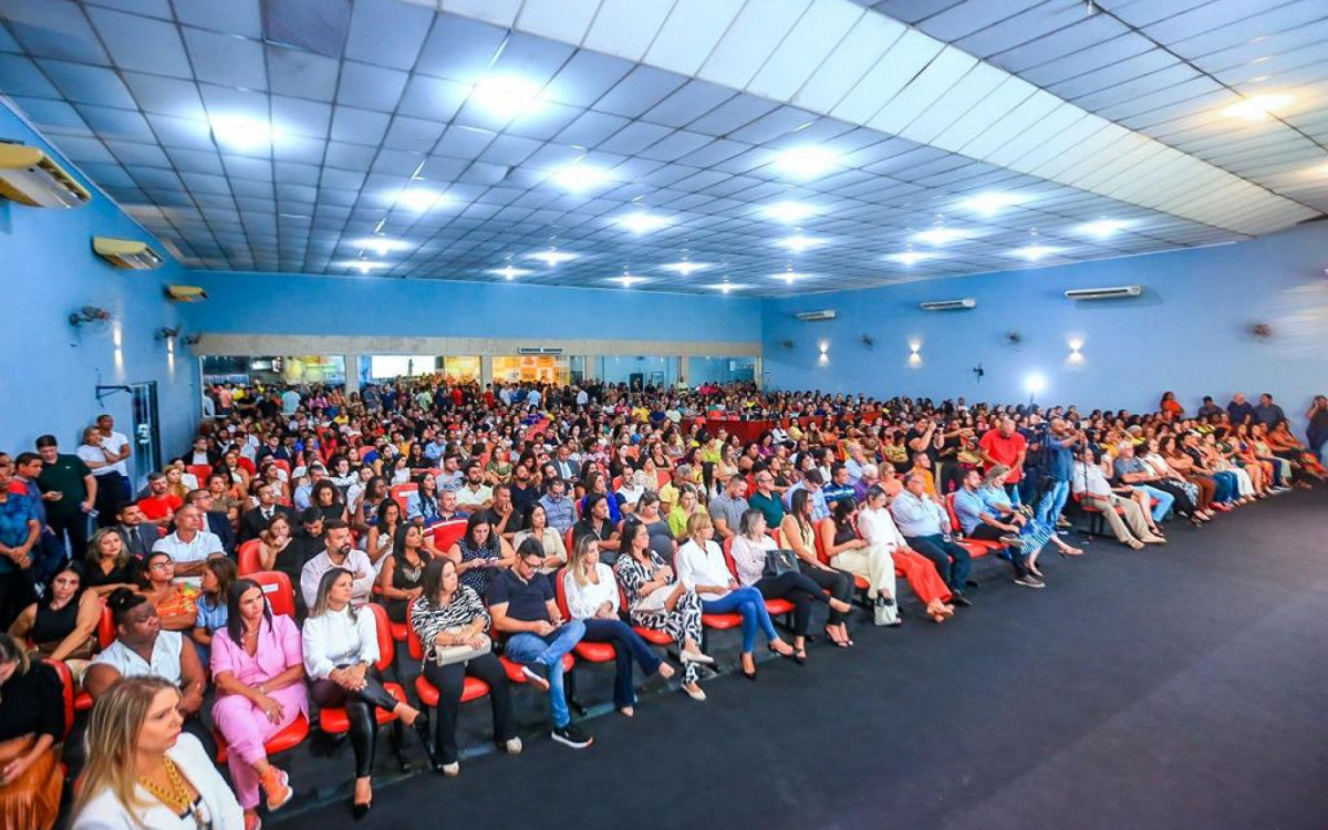 A Igreja Nova Vida de Belford Roxo ficou lotada, com muitas mulheres prestigiando o lan&ccedil;amento do livro "Endometriose &ndash; tudo o que voc&ecirc; precisa saber"
