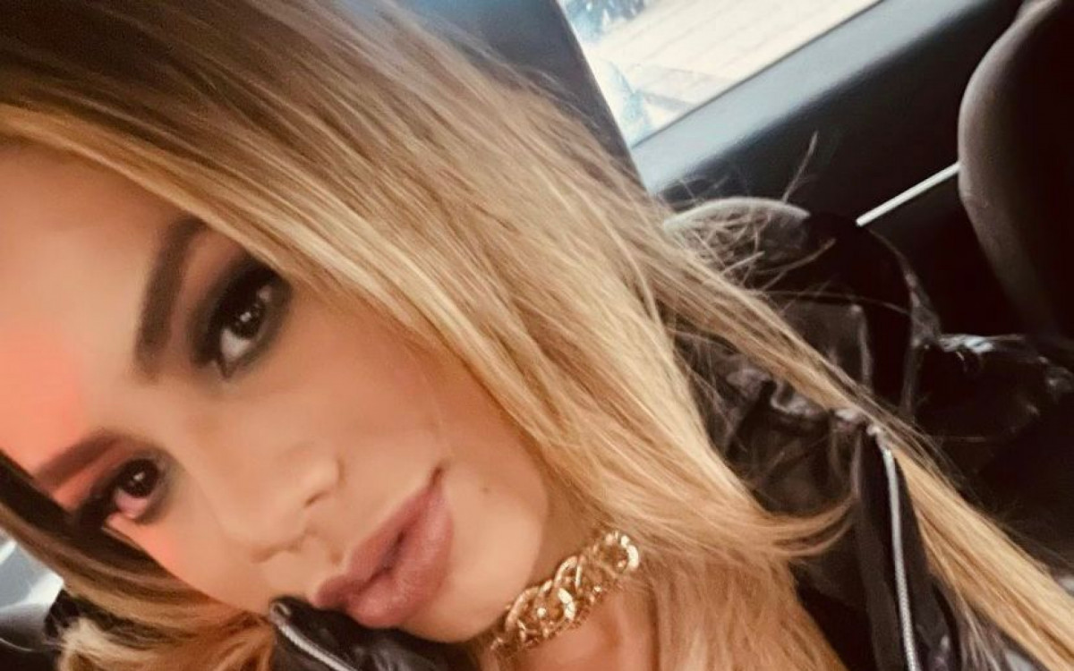 Lexa curte passeio de bicicleta ao lado de Anitta na Holanda