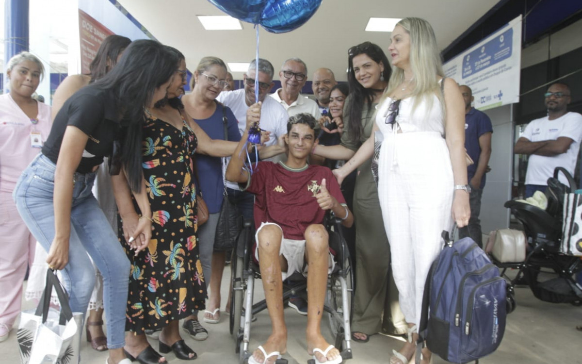 Cristhian Lima Correia deixou o Hospital Municipalizado Adão Pereira Nunes ao lado de familiares