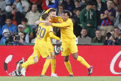 Lewandwoski faz dois, Barcelona passeia sobre lanterna e dispara ponta do Espanhol