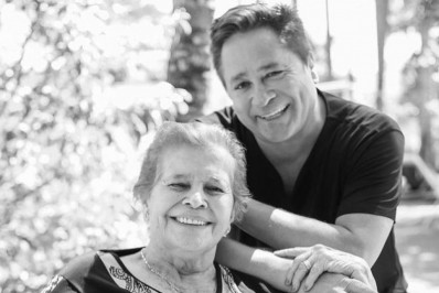 Leonardo anuncia morte da mãe nas redes sociais: 'Mulher forte'
