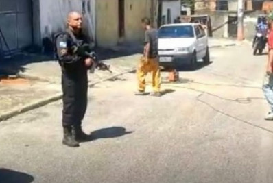 PM impede colocação de portão irregular que seria usado como barricada no Az de Ouro em Nilópolis