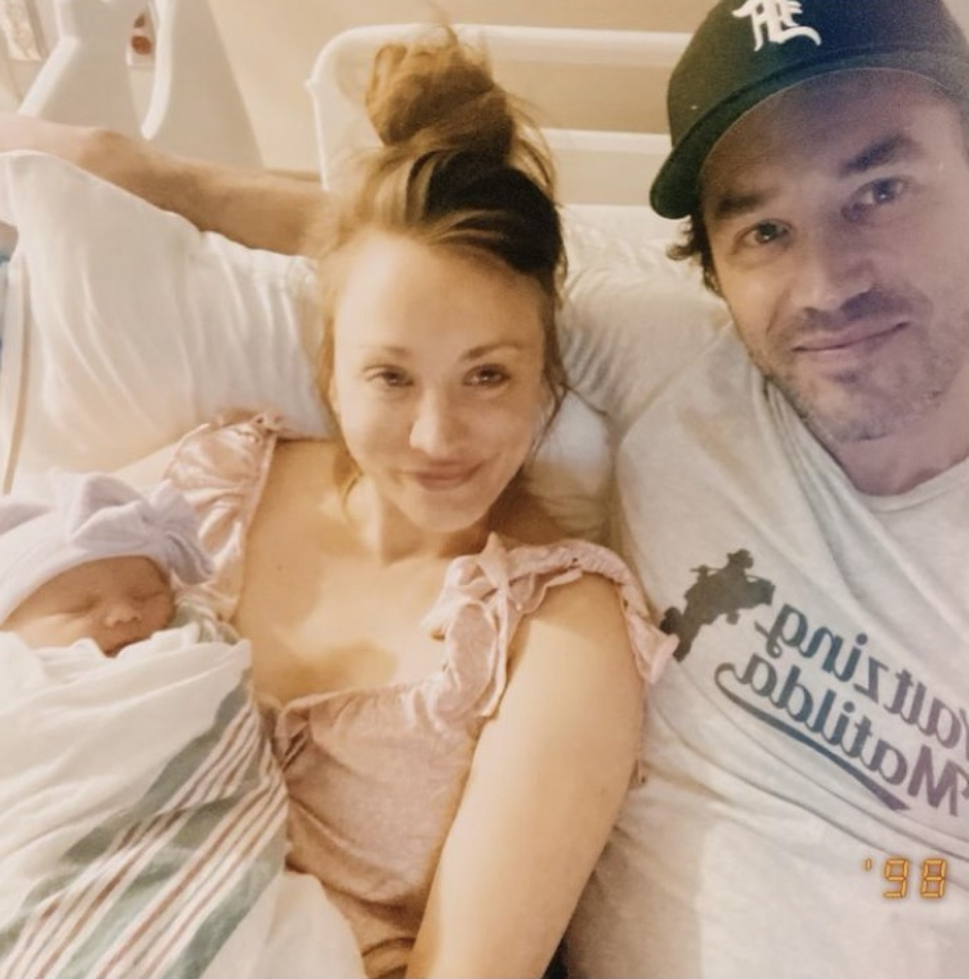 Kaley Cuoco, a filha, Matilda, e o namorado, Tom Pelphrey - Reprodução / Instagram