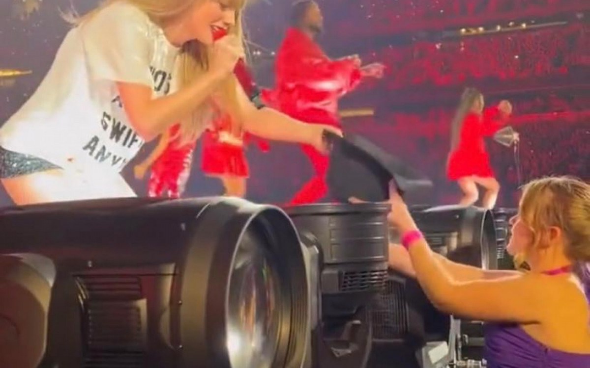 Taylor Swift entrega chap&eacute;u para irm&atilde; de Selena Gomez