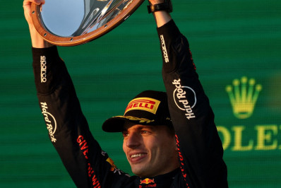 Verstappen vence caótico GP da Austrália e dispara na ponta da F1: 'Sobrevivemos a tudo'