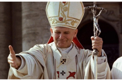 Monumento dedicado ao papa João Paulo II é vandalizado na Polônia