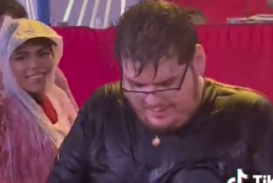 Vídeo: Casimiro dá show de simpatia e atende fãs na chuva durante evento de Thiaguinho