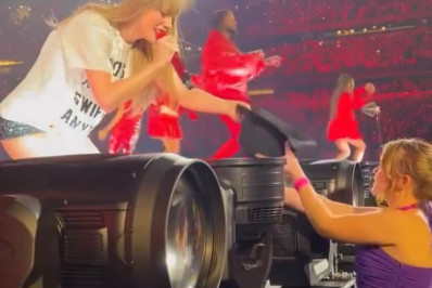 Fofura! Taylor Swift entrega chapéu para irmã de Selena Gomez e ganha pulseira da amizade