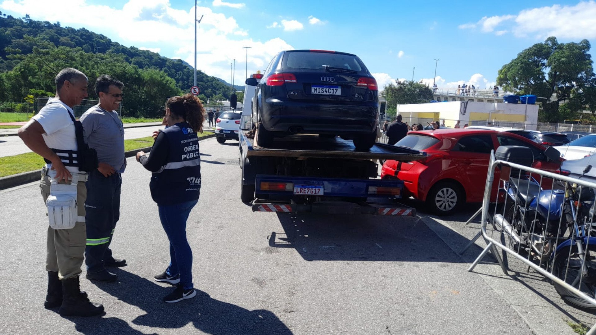 A Guarda Municipal multou 346 veículos, além de remover 77 carros que estavam estacionados irregularmente - Divulgação / Seop