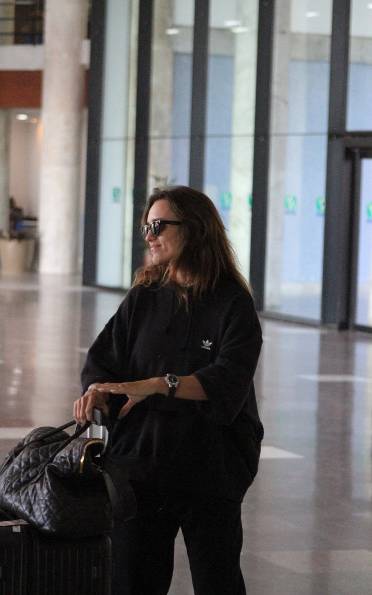 Rafa Kalimann desembarca em aeroporto do Rio