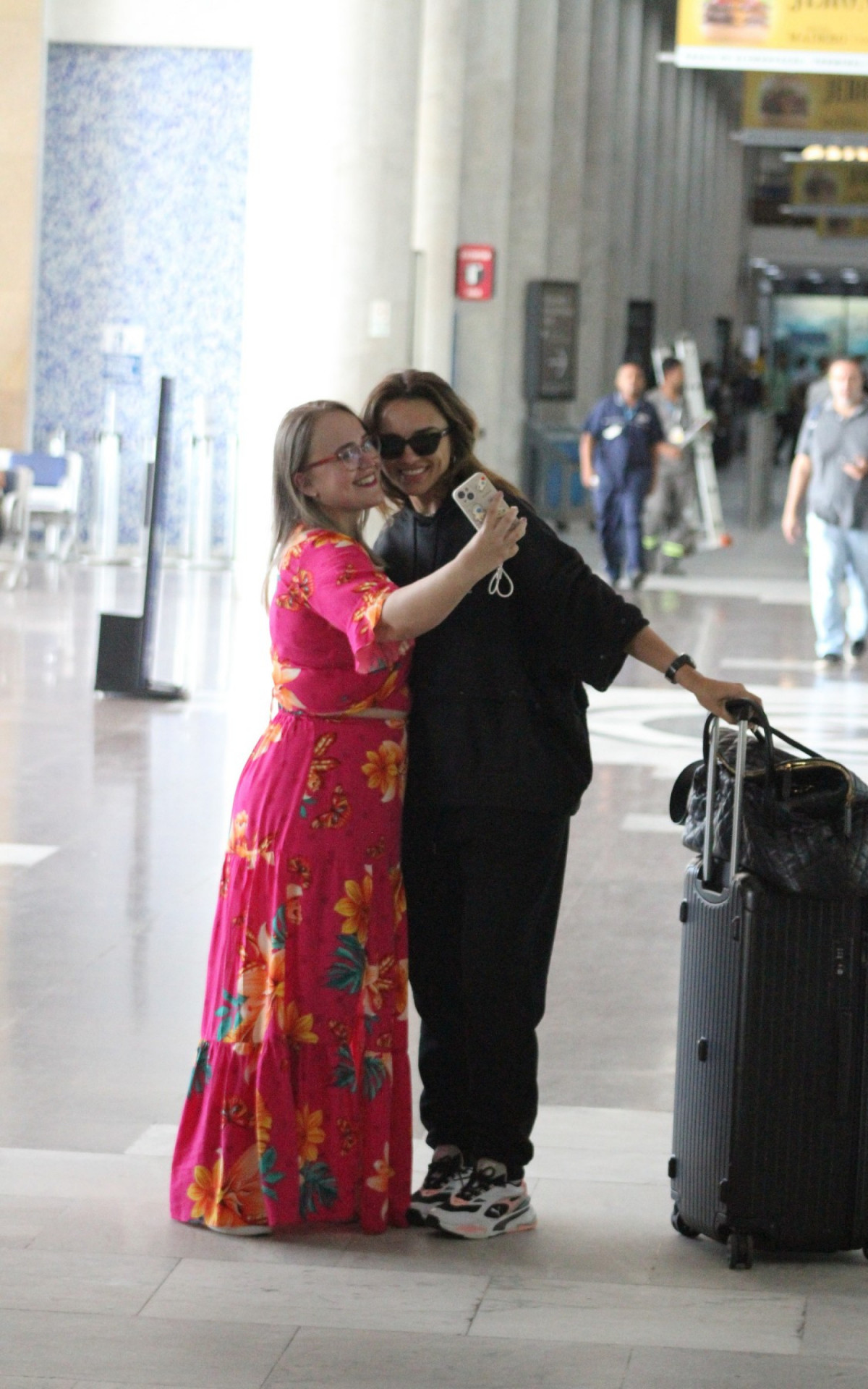 Rafa Kalimann posa para fotos com f&atilde;s em aeroporto do Rio