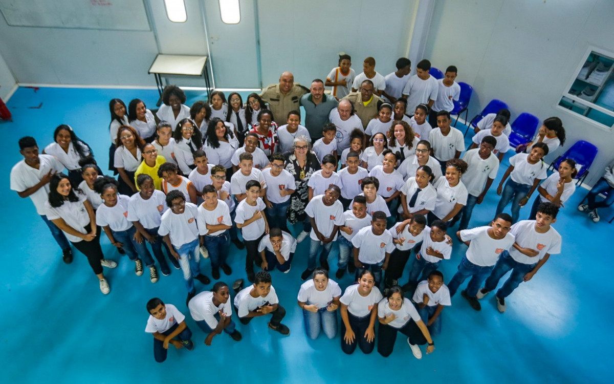 Alunos da Guarda Mirim, palestrantes e demais participantes se confraternizaram ap&oacute;s o evento