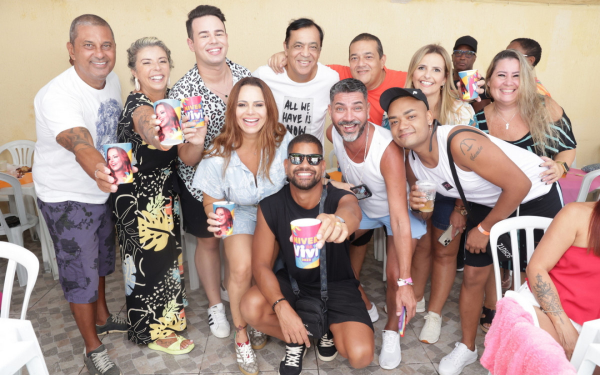 Viviane Araujo se diverte durante festa de aniversário promovida pelos fãs  -  