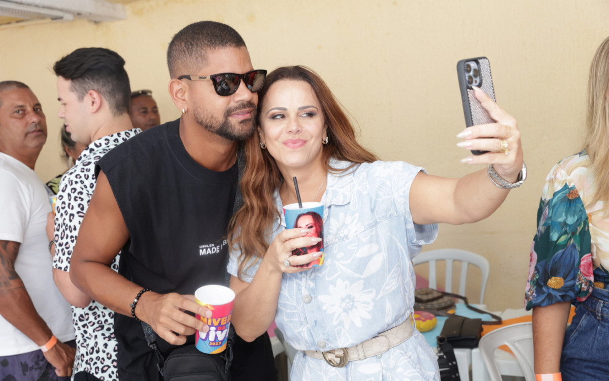 Viviane Araujo se diverte durante festa de anivers&aacute;rio promovida pelos f&atilde;s 