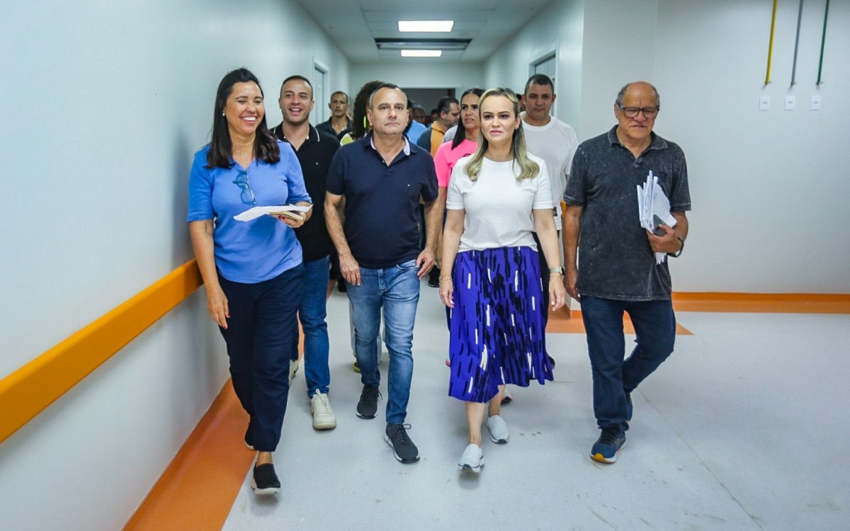 Subsecret&aacute;ria de Obras, Ana Titonel, prefeito Waguinho, primeira-dama Daniela Carneiro e secret&aacute;rio de Obras, Odair Cunha, em visita ao Complexo de Sa&uacute;de