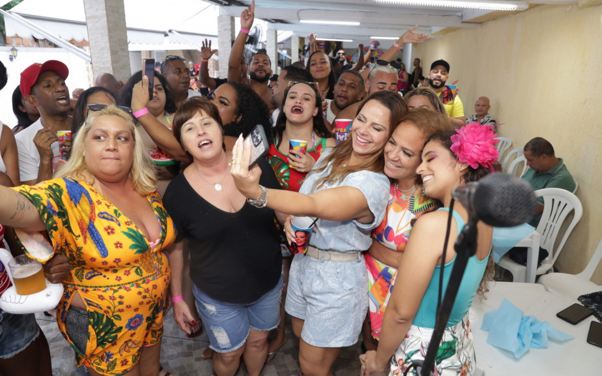 Viviane Araujo se diverte durante festa de anivers&aacute;rio promovida pelos f&atilde;s 