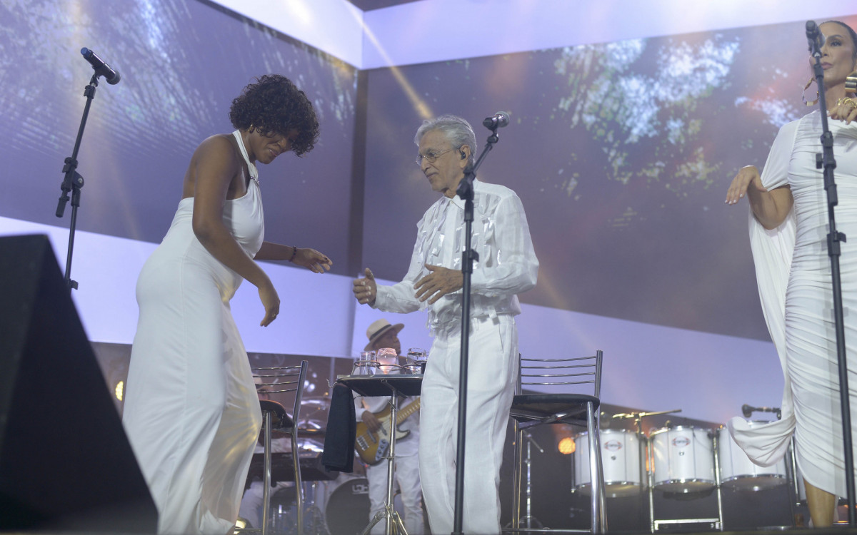 Luedji Luna e Caetano Veloso durante show pelo anivers&aacute;rio de Salvador