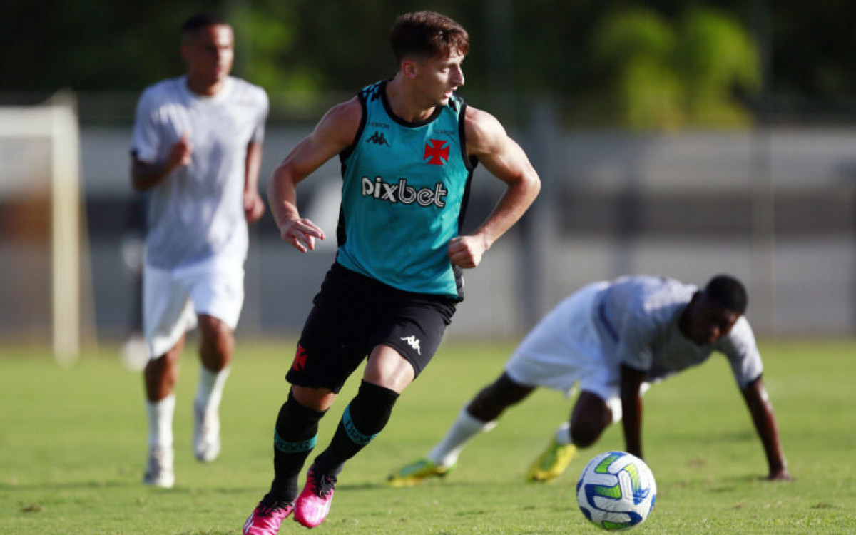 Matias Galarza marcou três gols na goleada do Vasco sobre o Tupi-MG, em jogo-treino disputado no CT Moacyr Barbosa