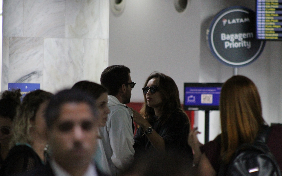 Rafa Kalimann e Ant&ocirc;nio Bernardo Palhares desembarcam em aeroporto do Rio