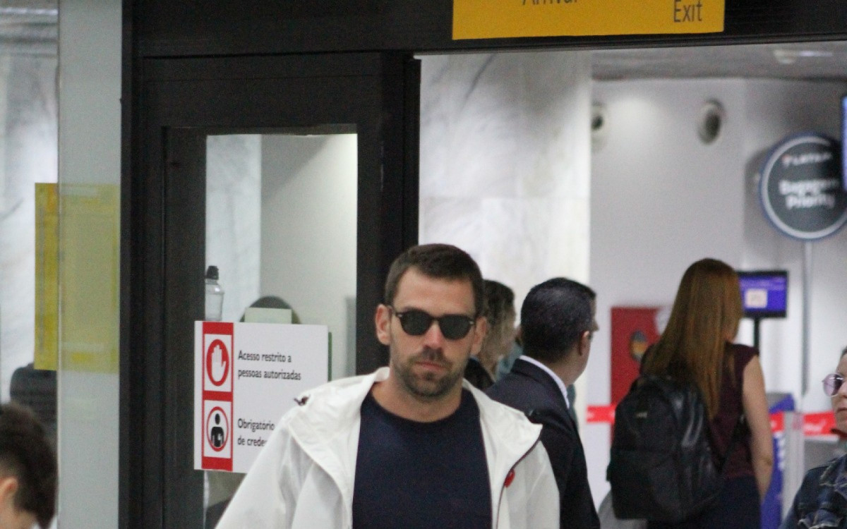 Ant&ocirc;nio Bernardo Palhares desembarca em aeroporto do Rio