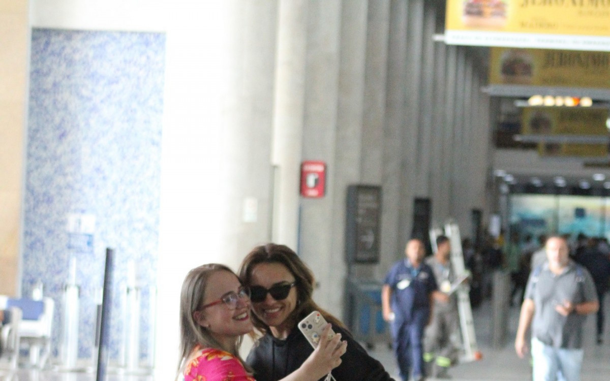 Rafa Kalimann posa para fotos com f&atilde;s em aeroporto do Rio