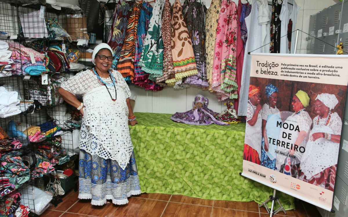 Mãe Nilce de Iansã na loja do Terreiro Ilê Omolu Oxum, em São João de Meriti: roupas e acessórios podem se encomendados pelo Instagram