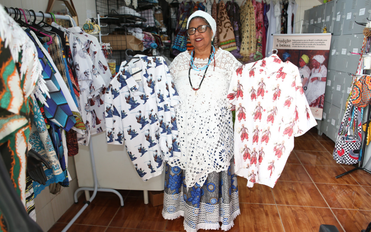 Mãe Nilce de Iansã na loja do Terreiro Ilê Omolu Oxum, em São João de Meriti: roupas também para uso no dia a dia