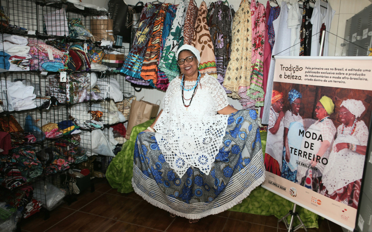 Mãe Nilce de Iansã na loja do Terreiro Ilê Omolu Oxum, em São João de Meriti, na Baixada Fluminense: "Tudo o que sabemos veio da oralidade"