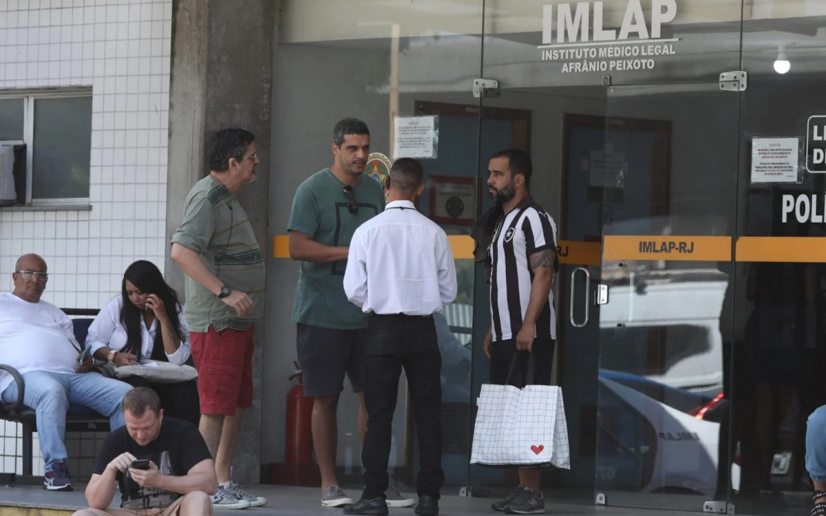 Parentes e amigos do torcedor Thiago Leonel estiveram no IML do Centro: indignação por crime covarde - Pedro Ivo/Agência O Dia