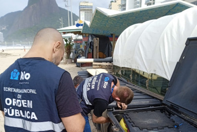 Seop encontra depósito irregular de material esportivo na Praia de Ipanema