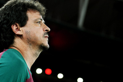 Árbitro do Fla-Flu relata xingamento de Diniz e cantos homofóbicos da torcida do Flamengo