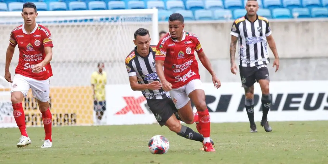 Volante emprestado pelo Fluminense marca primeiro gol como profissional em clássico