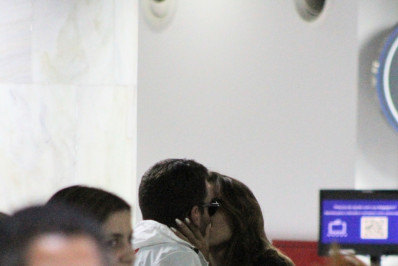 Rafa Kalimann troca beijos com empresário em aeroporto do Rio