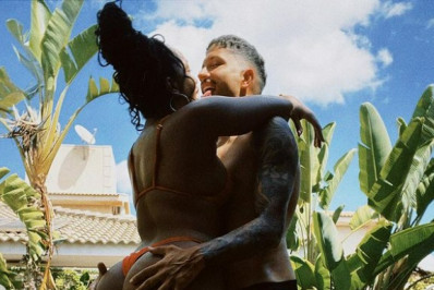 De biquíni, Iza exibe as curvas e ganha mão boba do namorado