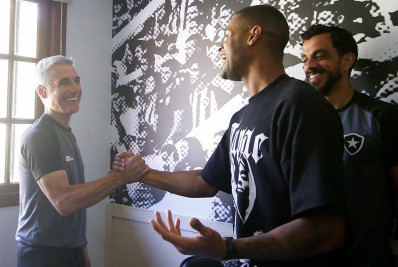 Luís Castro elogia Júnior Santos e enumera qualidades do atacante do Botafogo