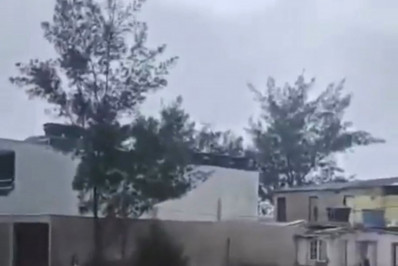 Vídeo: ressaca atinge ruas e casas de Arraial do Cabo