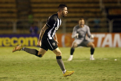 De última opção a gol, Sauer tenta recuperar espaço no Botafogo