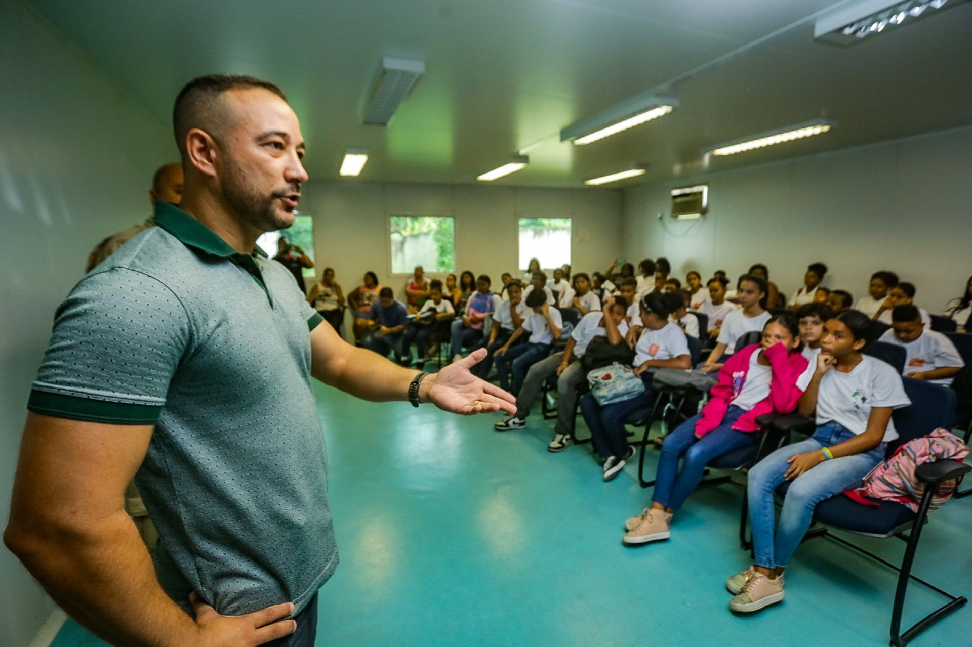 O secret&aacute;rio Luciano Arigone ressaltou a import&acirc;ncia do assunto para os jovens - Rafael Barreto / PMBR