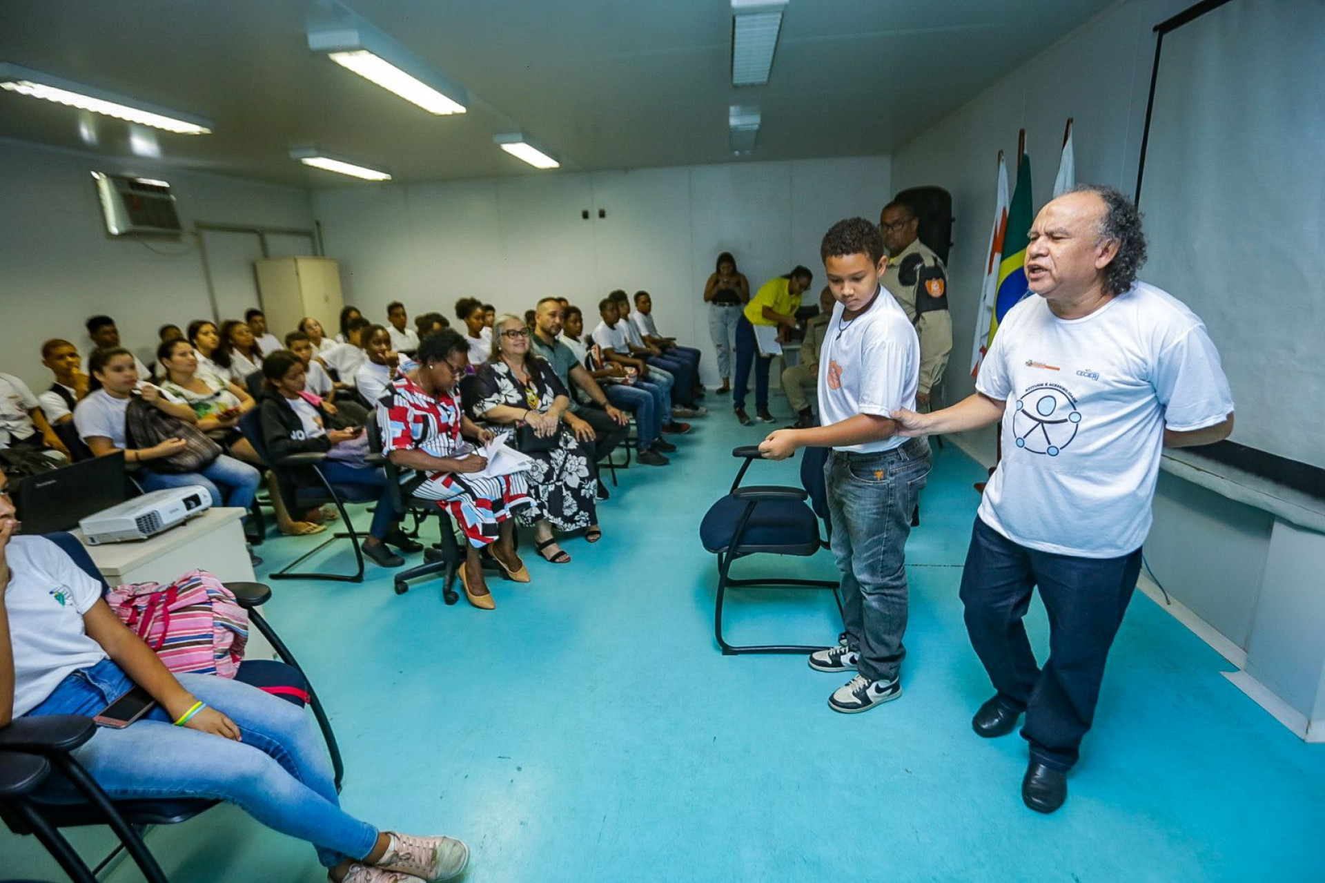  O psic&oacute;logo e professor do polo Cederj, H&eacute;lio Orrico foi o palestrante do dia com uma aula sobre orienta&ccedil;&atilde;o e mobilidade para as pessoas com defici&ecirc;ncia visual - Rafael Barreto / PMBR