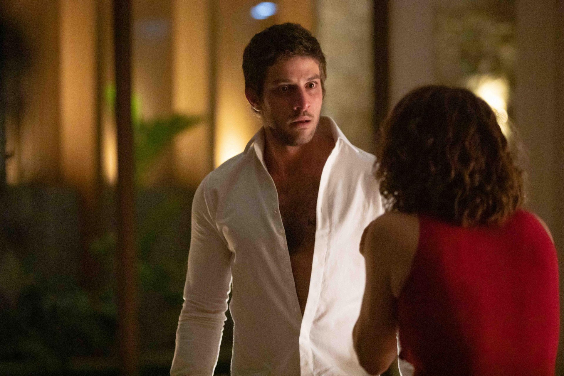 Nubia (Drica Moraes) confronta Ari (Chay Suede) e pergunta o que ele fez de errado para a polícia estar atrás dele. - Divulgação/Globo