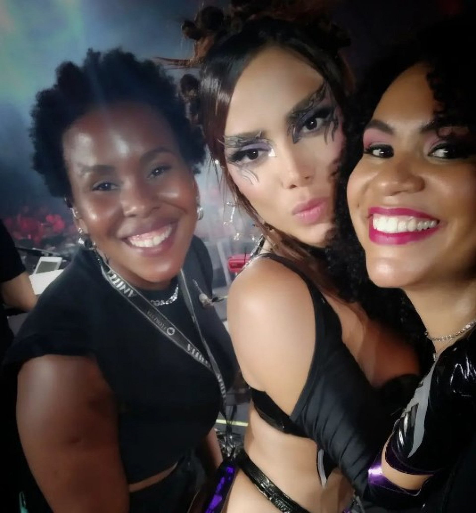 Pri Moraes posa com Anitta em bastidores de show - Arquivo Pessoal/Priscilla Moraes