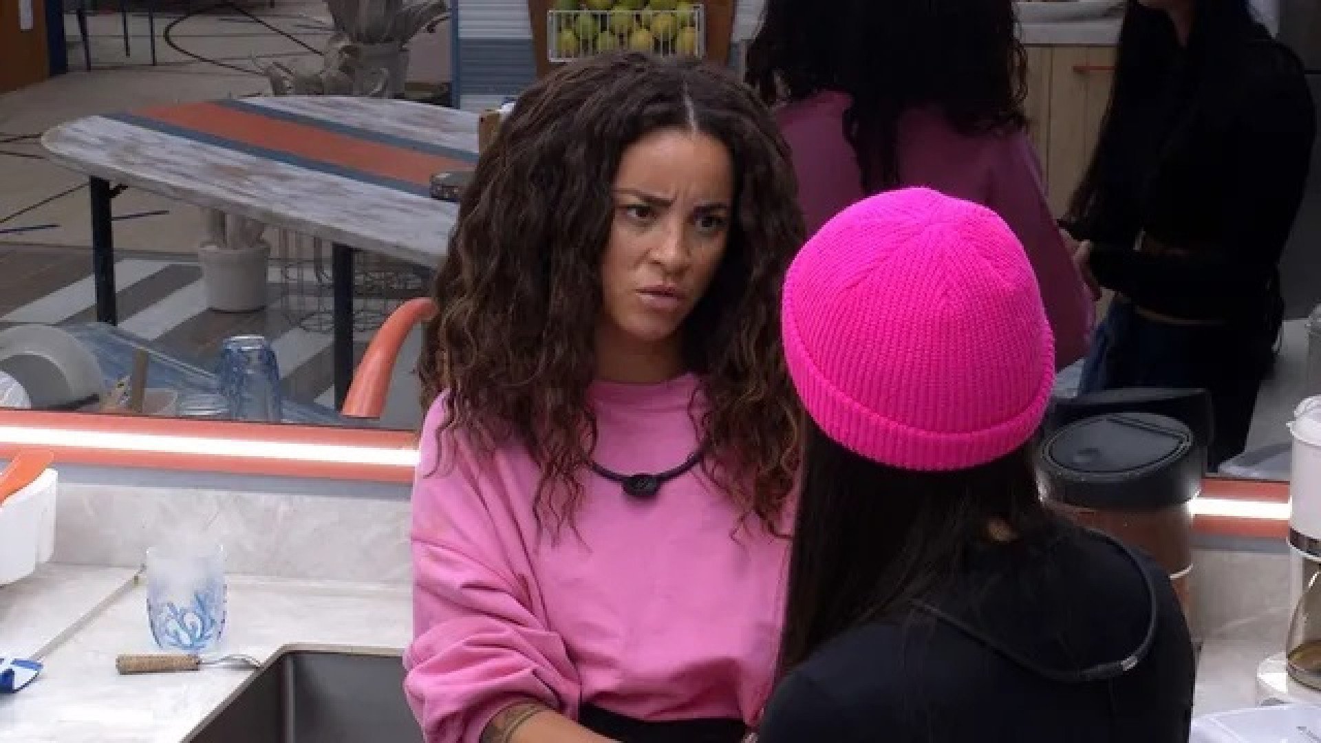 Domitila e Larissa conversam na cozinha da 'Xepa' - Reprodução de vídeo / TV Globo