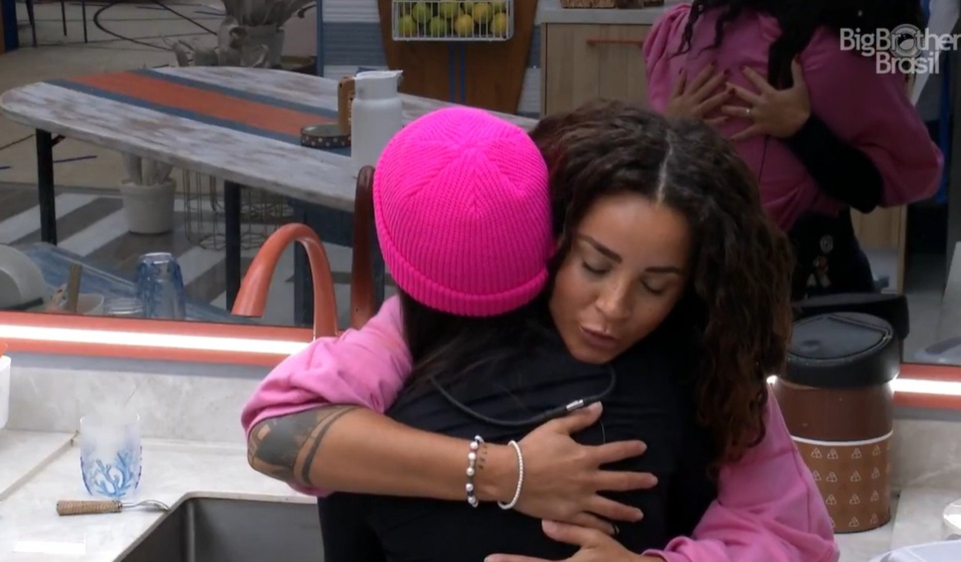 Domitila e Larissa conversam na cozinha da 'Xepa' - Reprodução de vídeo / TV Globo