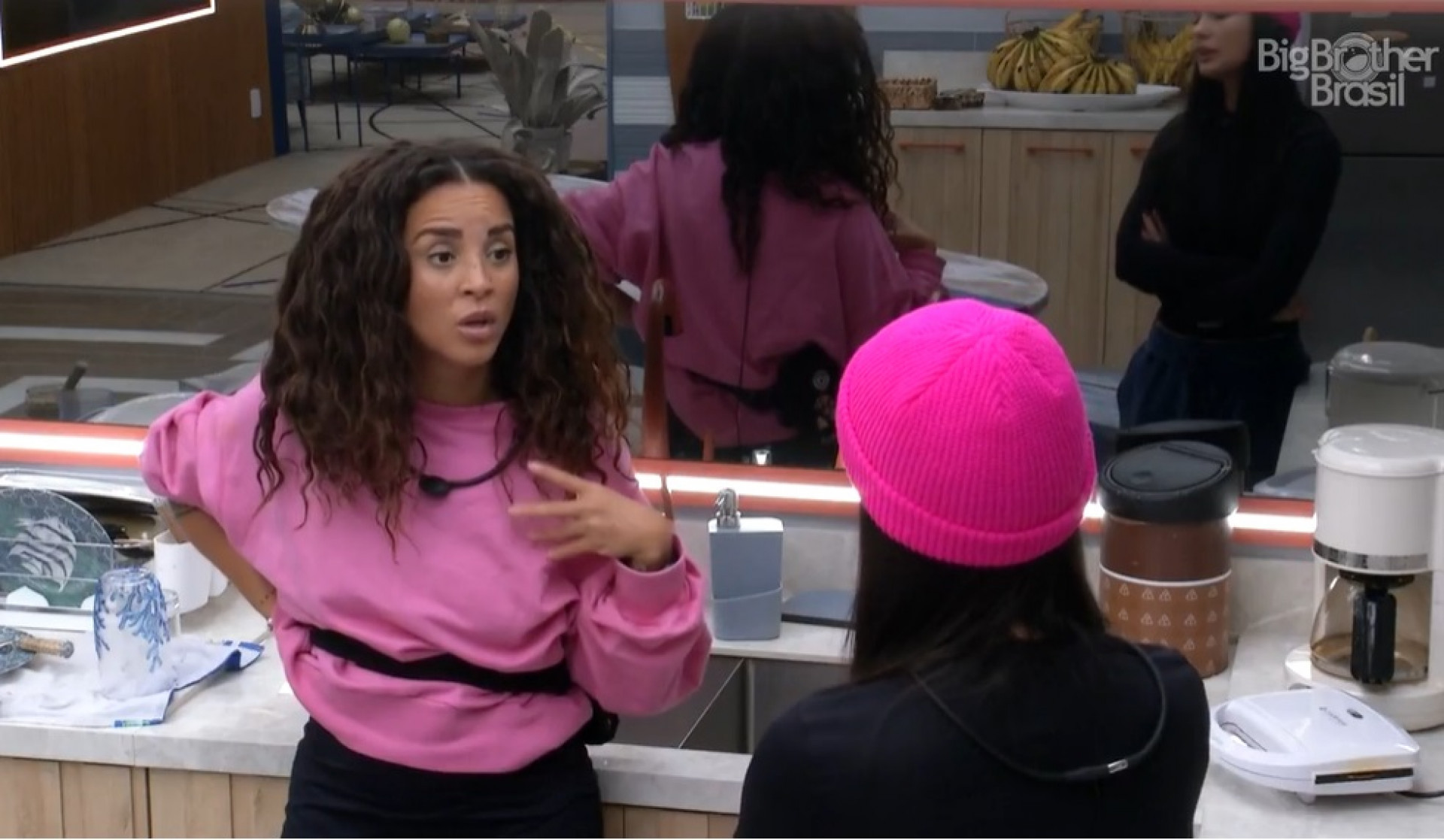 Domitila e Larissa conversam na cozinha da 'Xepa' - Reprodução de vídeo / TV Globo
