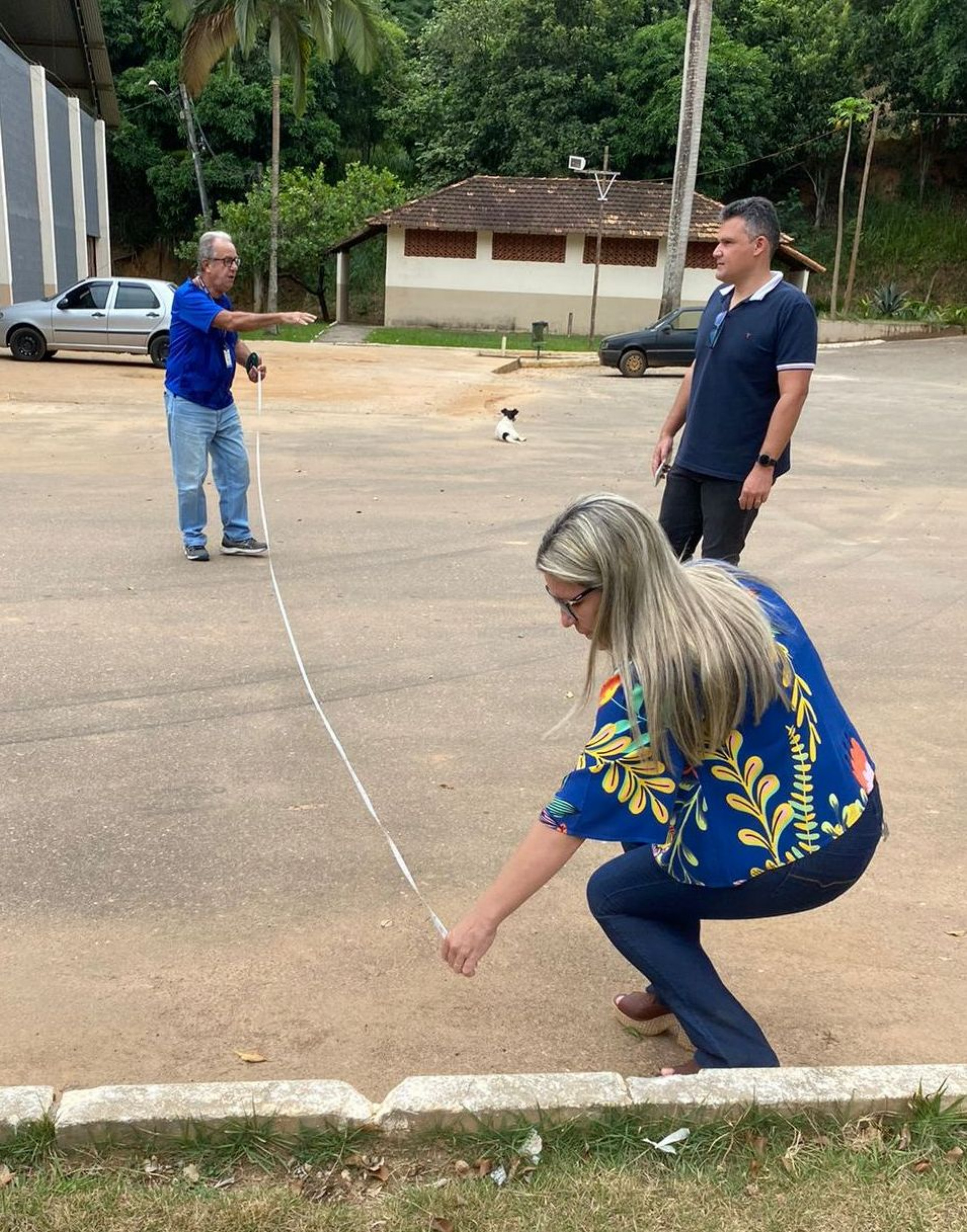 Prefeita auxiliou o oficial do Detran na medi&ccedil;&atilde;o da &aacute;rea pretendida
para abrigar as Provas Pr&aacute;ticas de Dire&ccedil;&atilde;o - RODRIGO CUCO