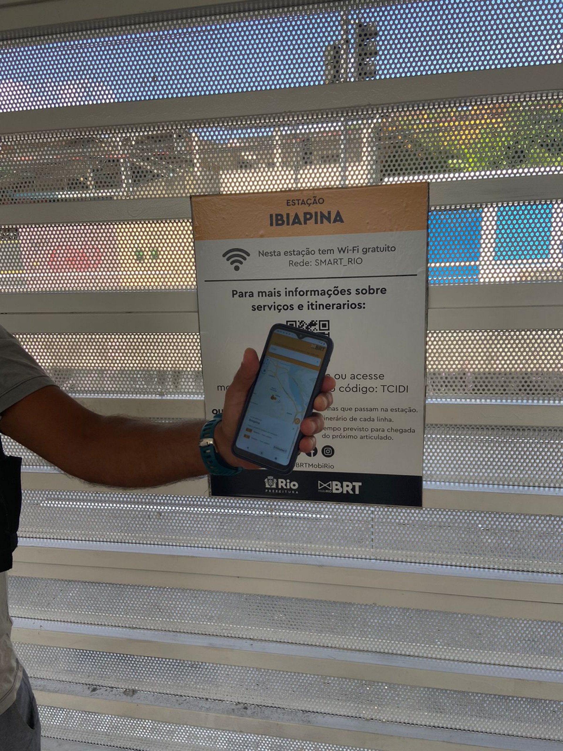 Basta o usuário apontar a câmera do celular para placas com QR Code